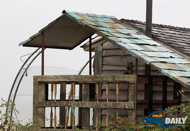 英男主持懸崖上用廢料建度假屋