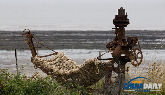 英男主持懸崖上用廢料建度假屋