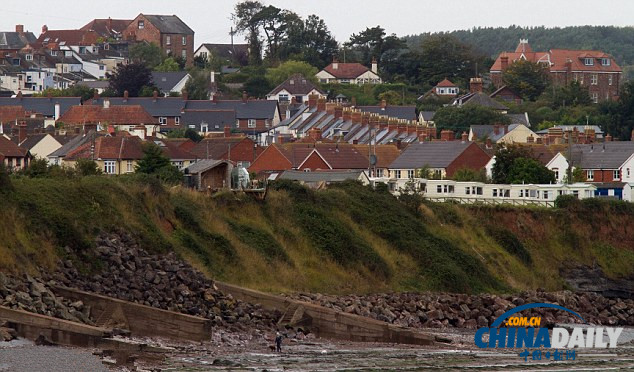 英男主持懸崖上用廢料建度假屋