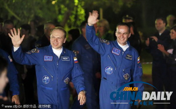 聯盟號宇宙飛船發射在即 遠征37宇航員“笑對挑戰”