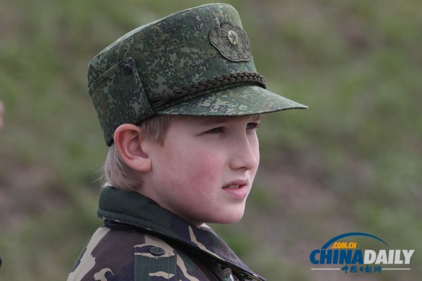 俄白總統(tǒng)現(xiàn)身聯(lián)合軍演現(xiàn)場 不及盧卡申科兒子“搶鏡”