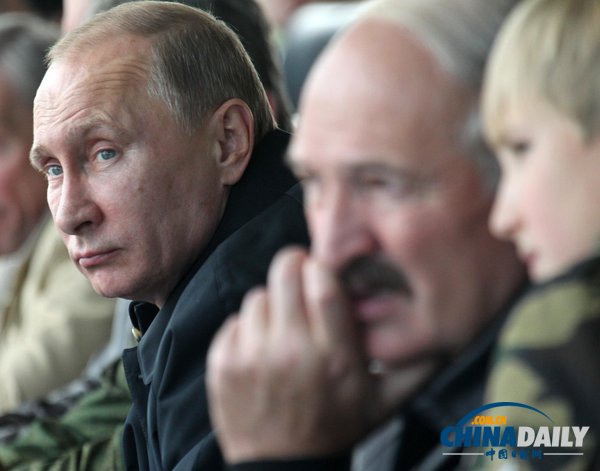 俄白總統現身聯合軍演現場 不及盧卡申科兒子“搶鏡”