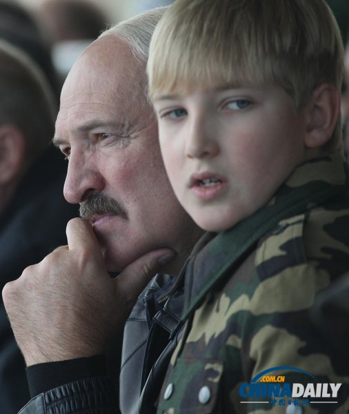 俄白總統現身聯合軍演現場 不及盧卡申科兒子“搶鏡”