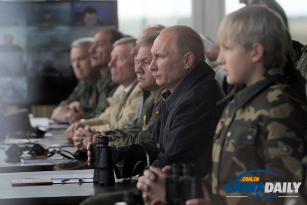 俄白總統現身聯合軍演現場 不及盧卡申科兒子“搶鏡”