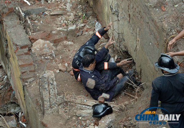 印度孟買(mǎi)一五層樓房坍塌 或60人被埋(組圖)