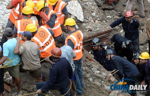 印度孟買一五層樓房坍塌 或60人被埋(組圖)