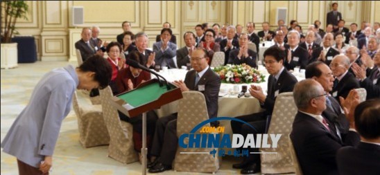 樸槿惠就韓國縮小養老金發放范圍鞠躬致歉(圖)