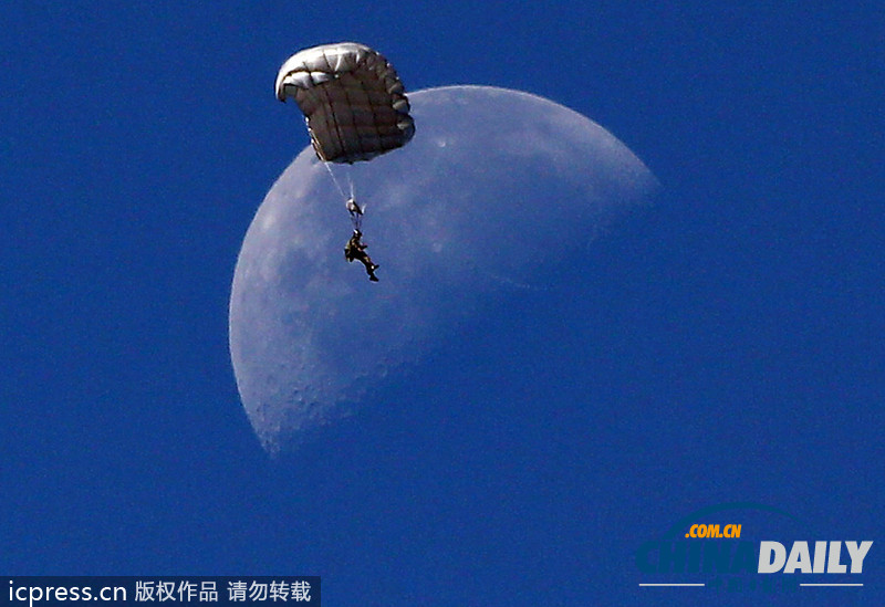 韓國航空展最后彩排迎建軍節(jié) 月色作幕跳傘唯美