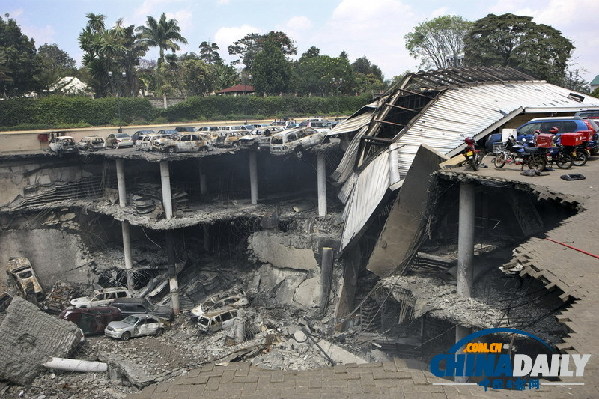 肯尼亞官員:結束對峙動用重武器 軍方射擊轟塌商場