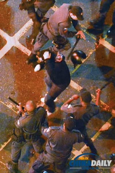 巴西教師大規模游行抗議政府腐敗 警察噴灑胡椒噴霧