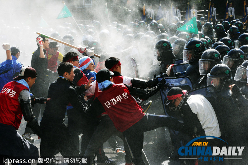 韓國警察機(jī)動(dòng)部隊(duì)舉行應(yīng)對(duì)暴力示威演習(xí)