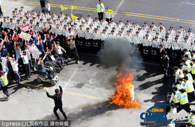 韓國警察機動部隊舉行應(yīng)對暴力示威演習(xí)