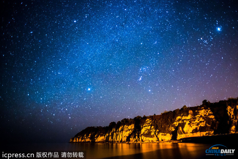 組圖：銀河懸掛英國(guó)侏羅紀(jì)海岸線(xiàn)上空 亦幻亦仙