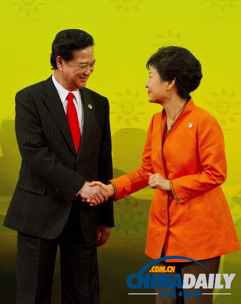 東盟峰會:越南總理“艷福不淺” 獲韓泰兩美女政客“夾擊”