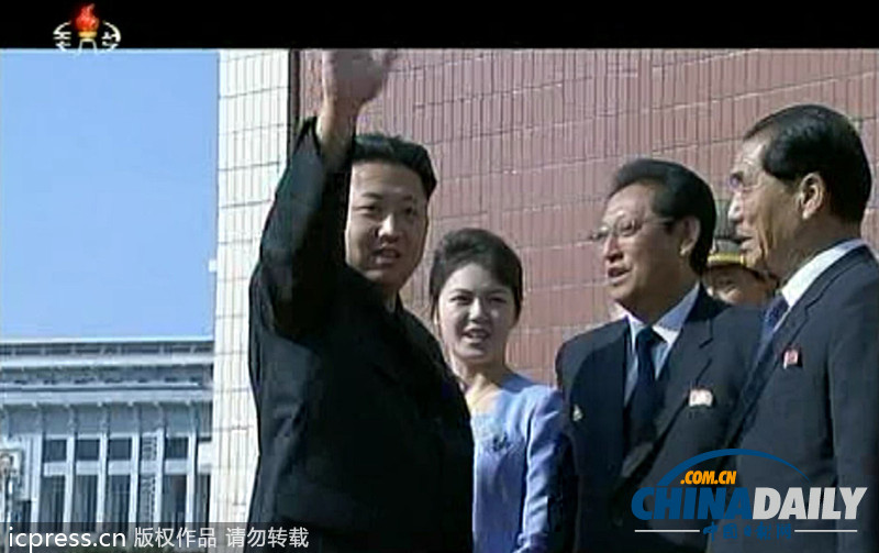 朝鮮勞動(dòng)黨成立68周年 金正恩攜夫人看演出興趣濃（圖）