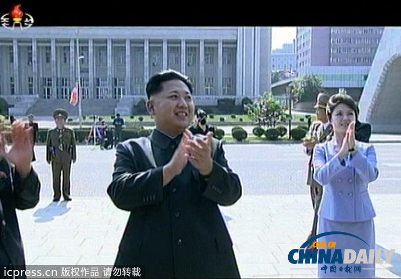 朝鮮勞動(dòng)黨成立68周年 金正恩攜夫人看演出興趣濃（圖）