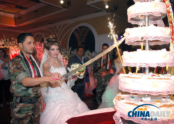 敘利亞士兵戰火中舉辦集體婚禮 體驗別樣浪漫（組圖）