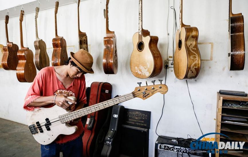 音樂與美術的完美結(jié)合 手工木雕吉他精致絕倫（組圖）