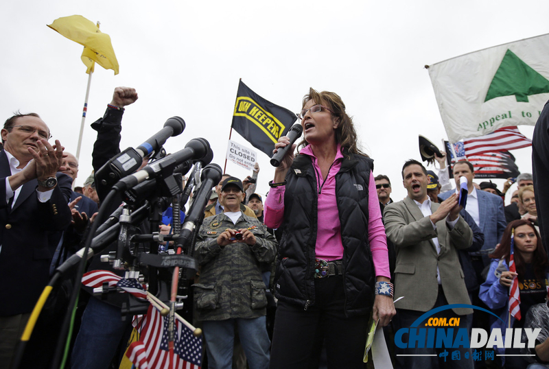 美國(guó)“百萬(wàn)老兵大游行”抗議政府關(guān)門 佩林到場(chǎng)慰問(wèn)（組圖）