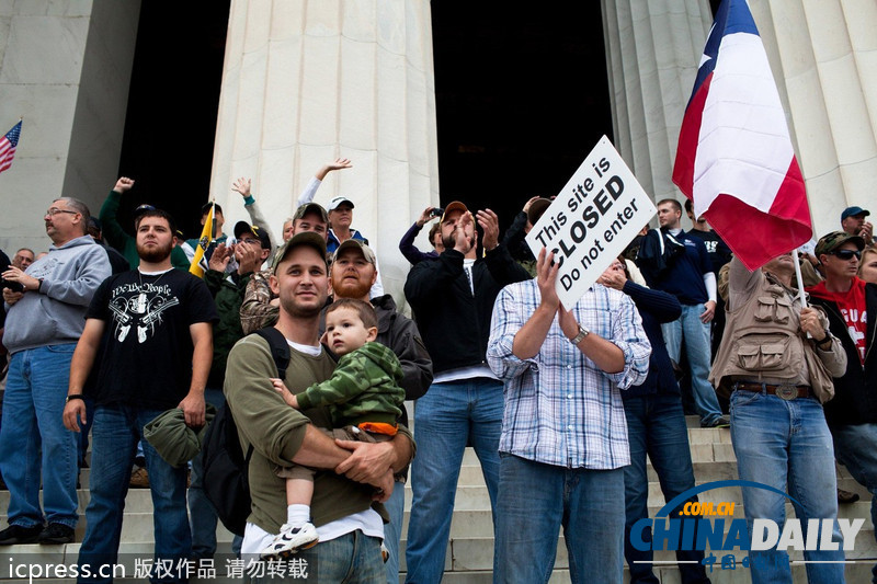 美國“百萬老兵大游行”抗議政府關(guān)門 佩林到場慰問（組圖）