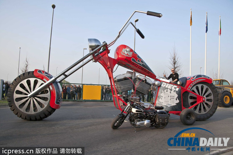 意大利男子造世界最大摩托 高5.1米超拉轟驚呆小伙伴（組圖）