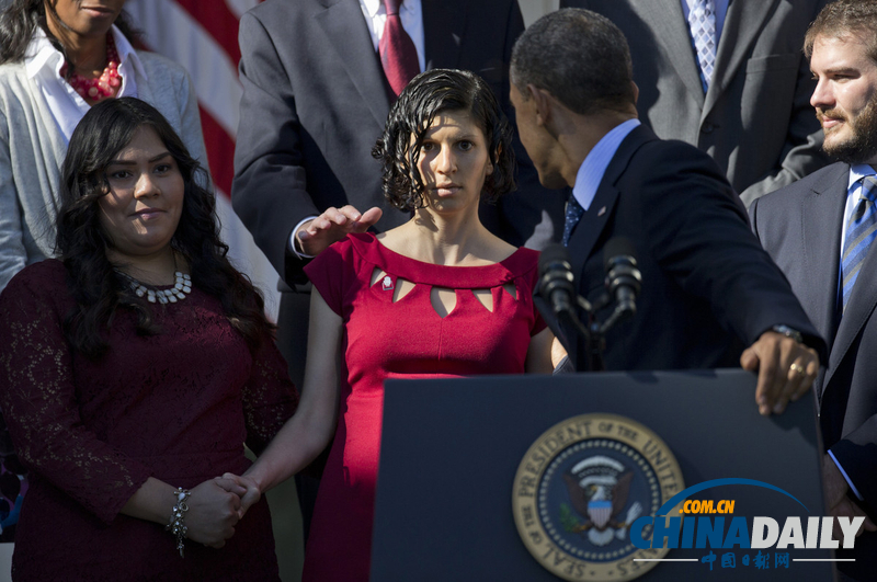 奧巴馬宣傳醫改 轉身伸手幫助孕婦保持平衡