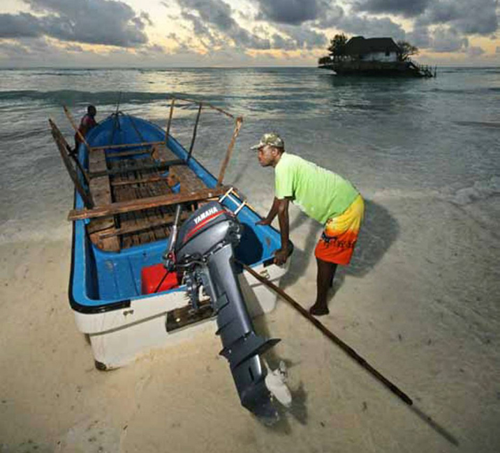 東非男子海灘巖石上建餐廳 四面環(huán)海享美味