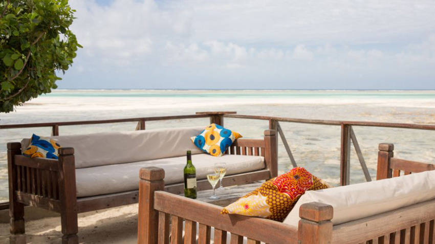 東非男子海灘巖石上建餐廳 四面環海享美味