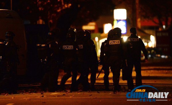 德國(guó)餐館發(fā)生劫持事件 槍手綁架十余人與警察對(duì)峙(組圖)