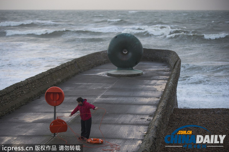 英國迎戰“颶風級”風暴 海陸空交通大受影響（高清組圖）