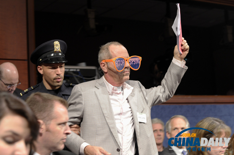 美眾議院情報(bào)委員會(huì)聽證會(huì) 抗議者戴“停止竊聽”眼鏡（組圖）