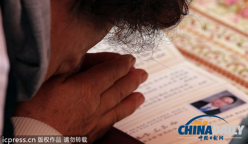 瘋狂高考：考試在即 韓國學(xué)生家長跪拜祈福（圖）