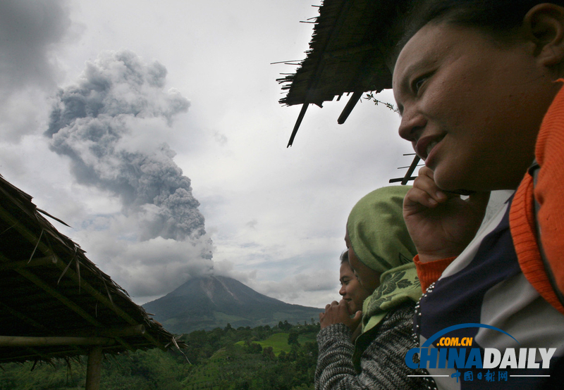 印尼錫納朋火山再次噴發 附近居民緊急撤離