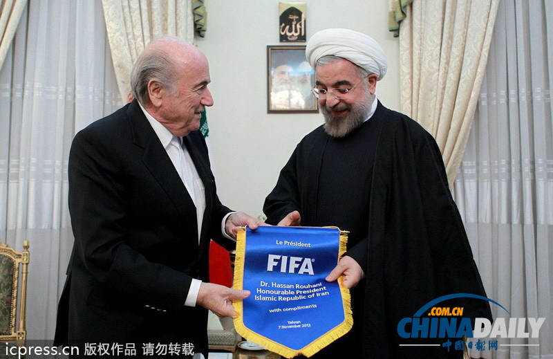 伊朗總統(tǒng)會(huì)見(jiàn)FIFA主席 并接受錦旗
