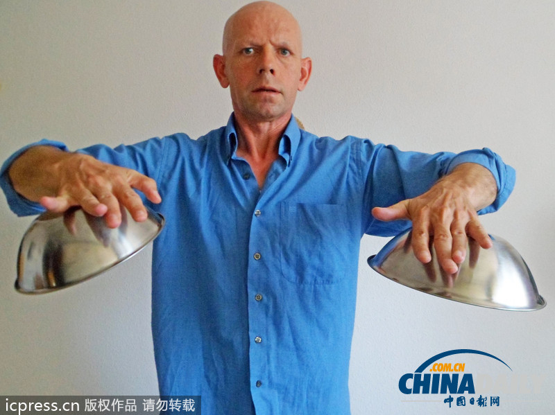 現(xiàn)實版“萬磁王“！德男子用念力控制吸附金屬