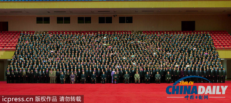 金正恩參加朝鮮科學(xué)技術(shù)大會 同與會者合影留念