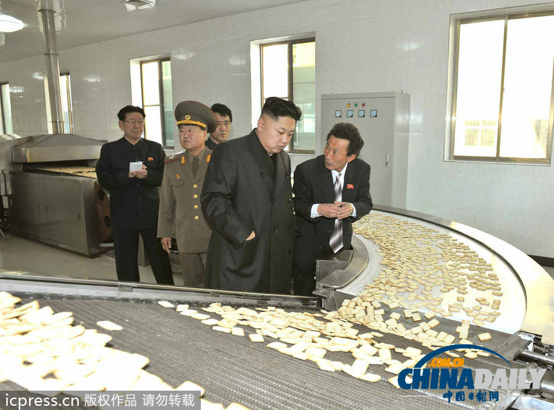 金正恩參加朝鮮科學(xué)技術(shù)大會 同與會者合影留念