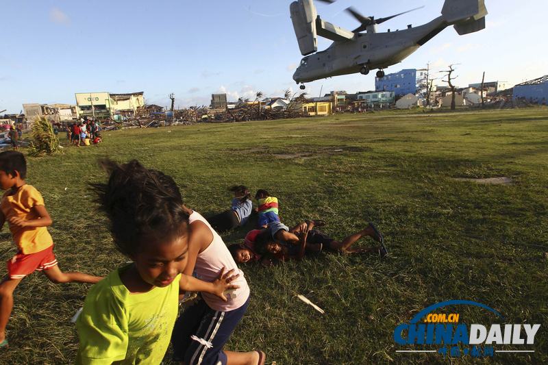 菲律賓少年不識(shí)愁滋味 等待救援期間仍樂(lè)觀玩耍