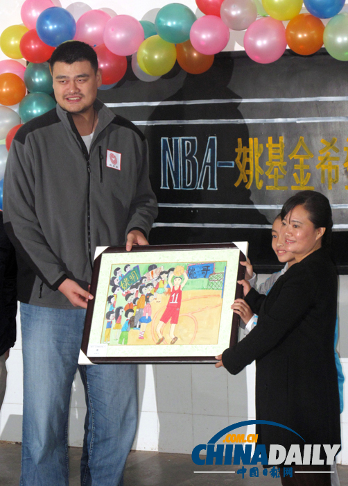 姚明最近在忙啥？宣傳自有品牌、出席希望小學(xué)典禮