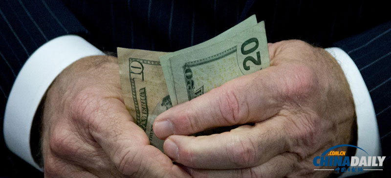 美國副總統拜登前往商店買午餐親自付費 引圍觀