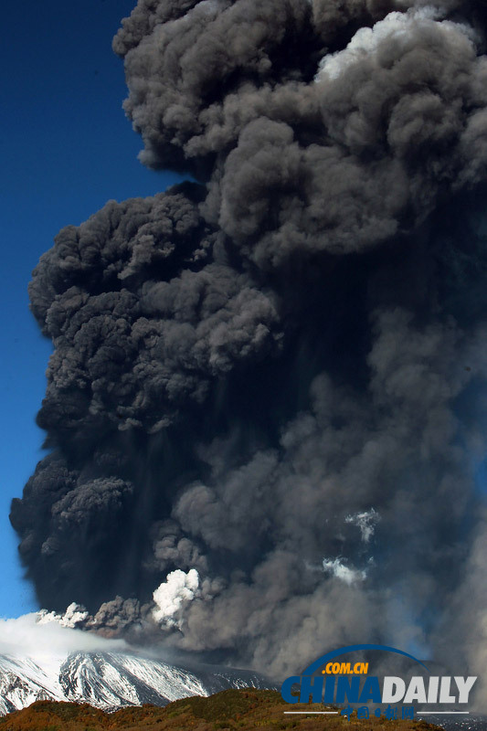 意大利火山再次噴發(fā)遮天蔽日