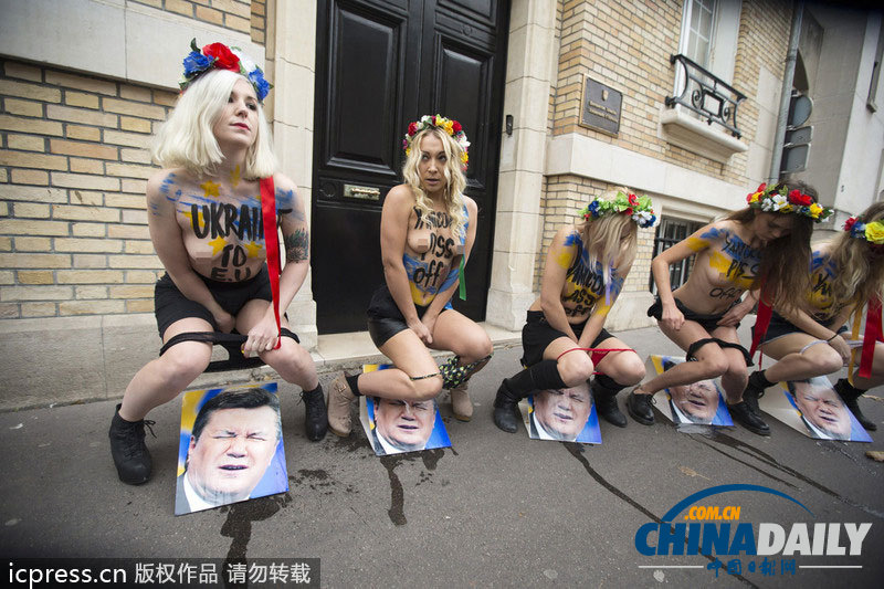 法裸女往烏克蘭總統(tǒng)“臉”上撒尿 抗其拒簽貿易協(xié)定