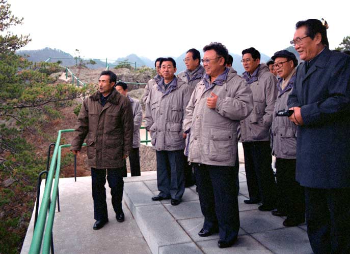 朝鮮機關(guān)報刊登圖文 紀(jì)念金正日逝世兩周年