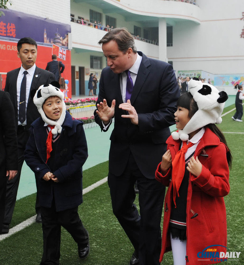 卡梅倫訪問成都 與中國(guó)小學(xué)生交流互動(dòng)、打乒乓球