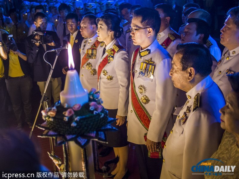 英拉和丈夫穿軍裝為泰國(guó)王祝壽 未受抗議事件影響