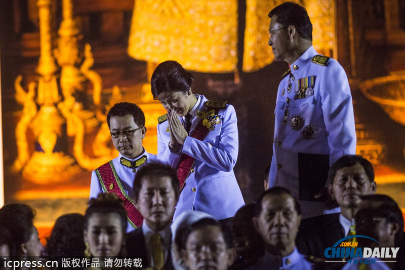 英拉和丈夫穿軍裝為泰國(guó)王祝壽 未受抗議事件影響