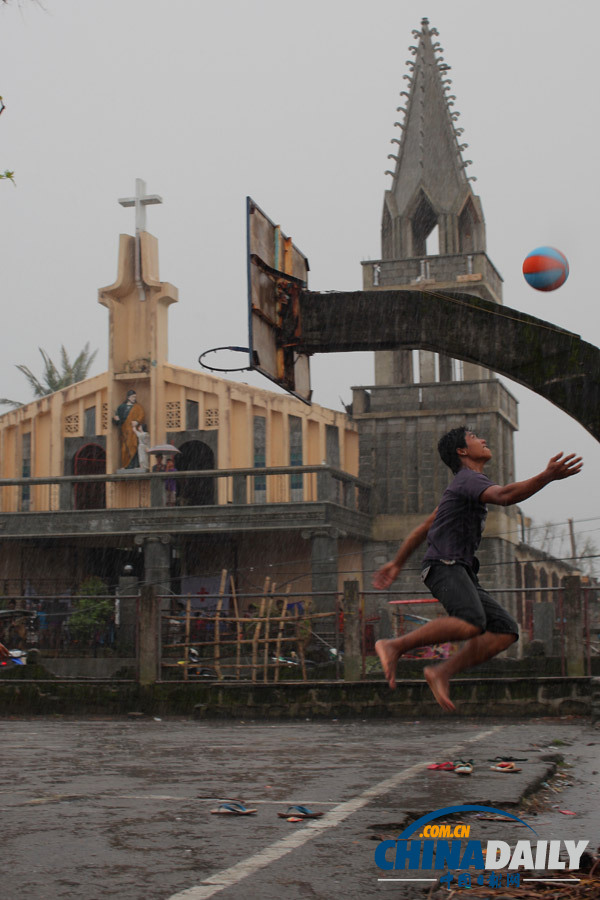 記者探訪菲律賓災(zāi)區(qū) 少年玩籃球不亦樂(lè)乎(獨(dú)家組圖)