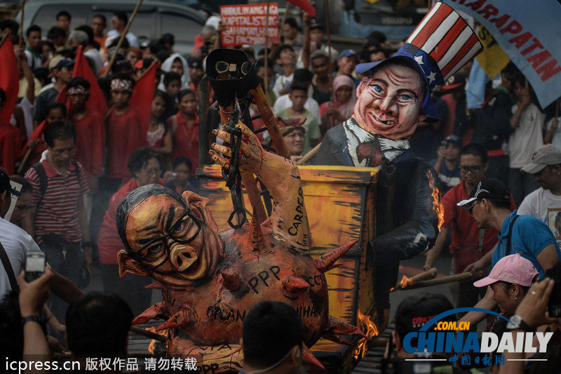 菲律賓民眾焚燒總統(tǒng)阿基諾模型 紀(jì)念國(guó)際人權(quán)日