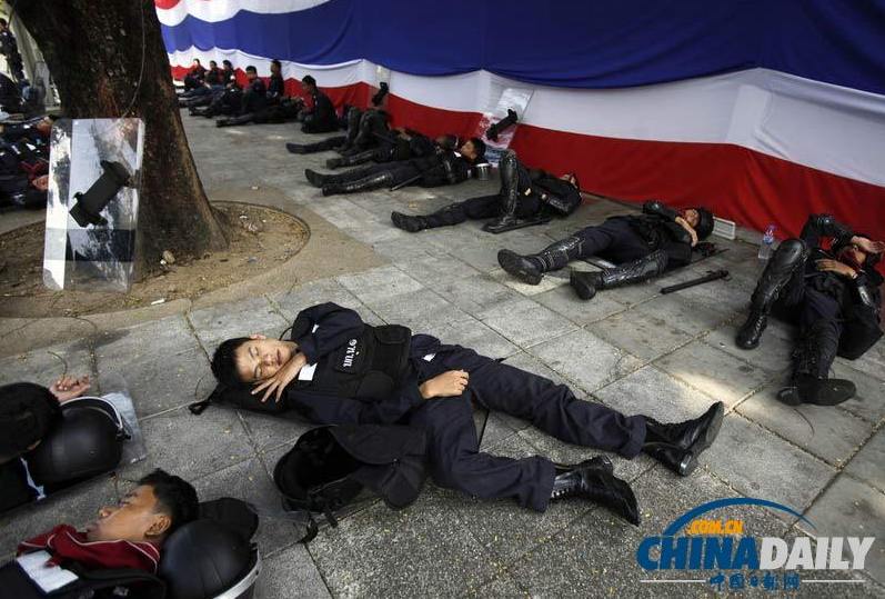 泰國(guó)反政府示威者切斷總理府水電表示抗議