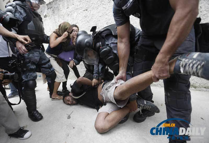 巴西世界杯翻修工程引當地人不滿 警察逮捕多名抗議者